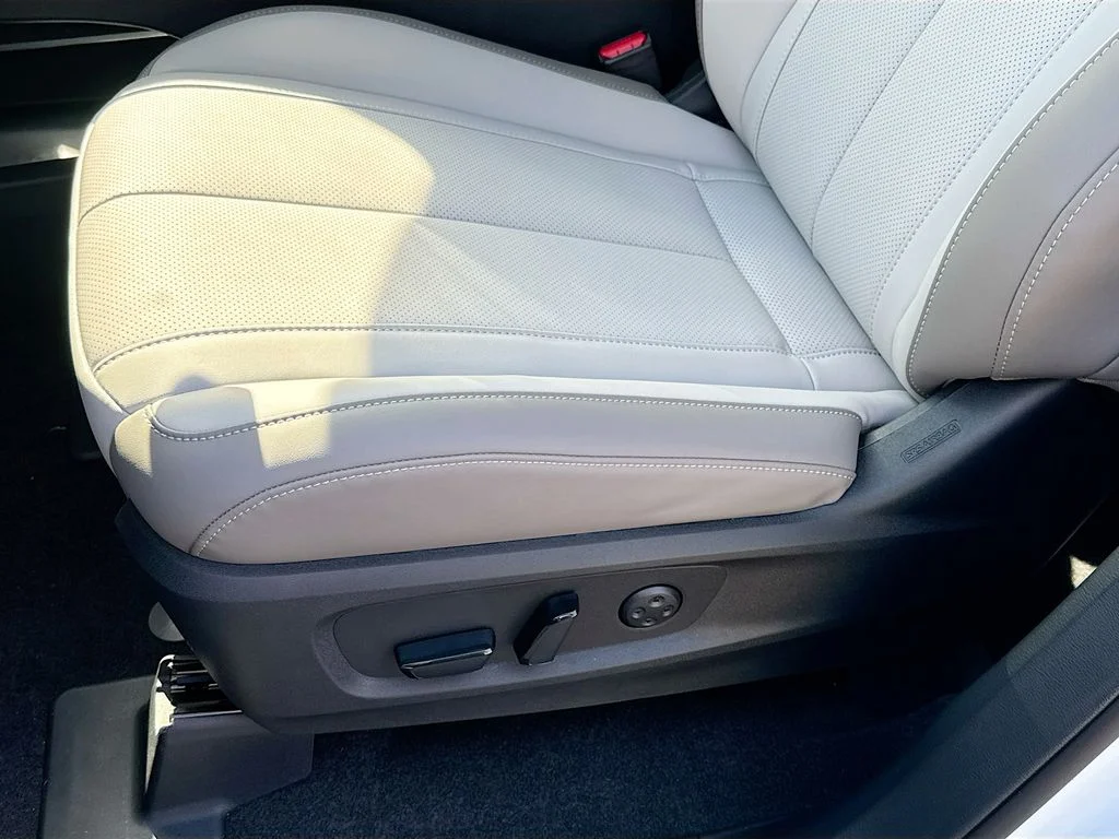 New 2027 RADIANT WHITE INFINITI Luxe AWD image 19