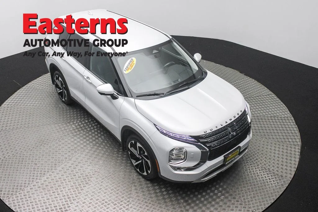 Used 2024 White Mitsubishi SE image 3