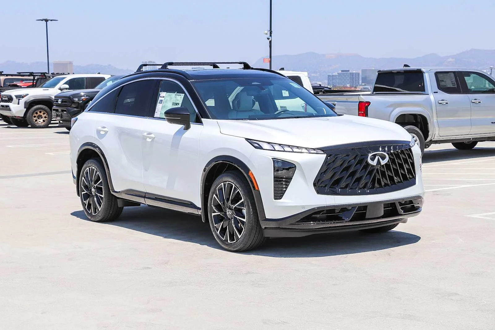 New 2027 2T RAD WHT INFINITI Autograph AWD image 3