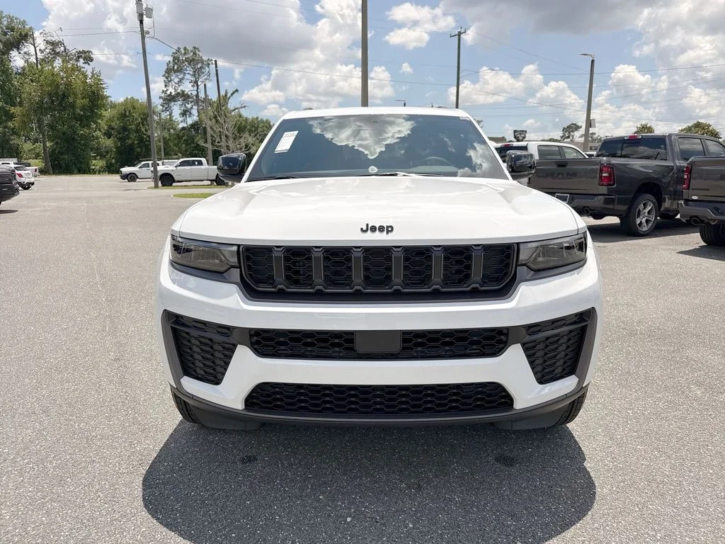 New 2026 Bright White Clear-Coat Exterior Paint Jeep Laredo image 9