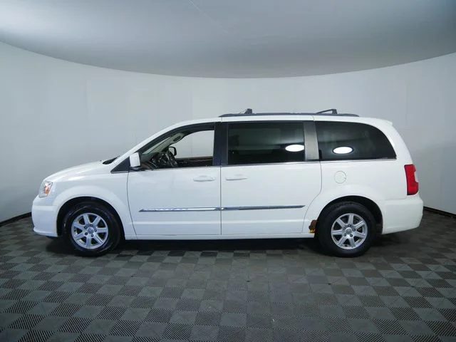 Used 2012 White Chrysler Touring image 4