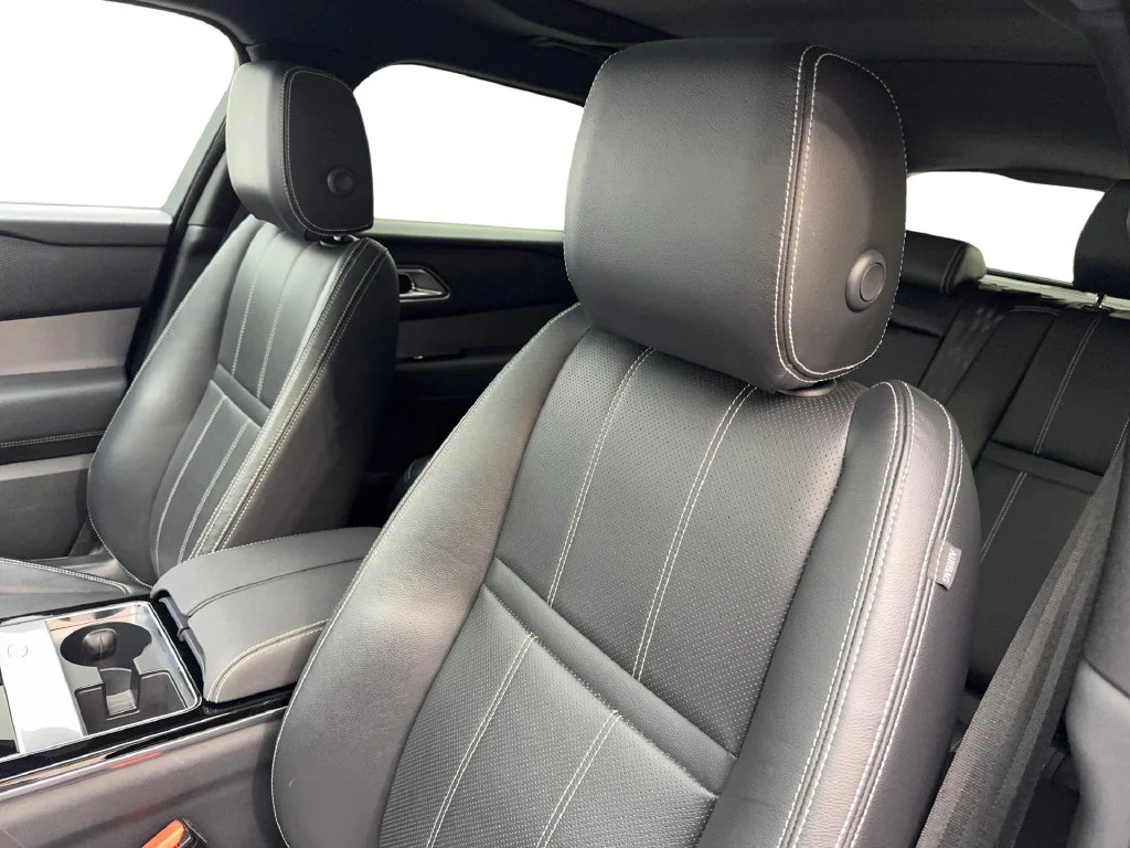 Used 2023 Black Land Rover R-Dynamic S image 29