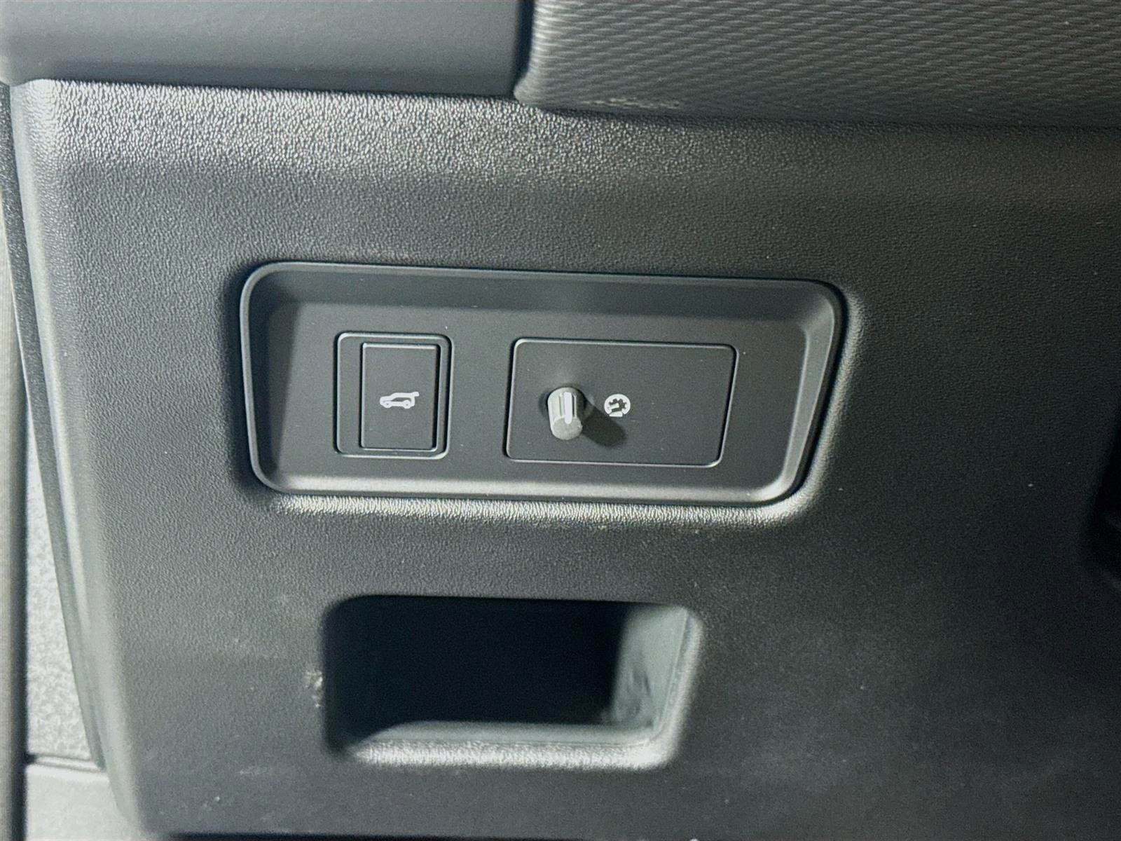 Used 2025 Fuji White Land Rover Dynamic SE image 10