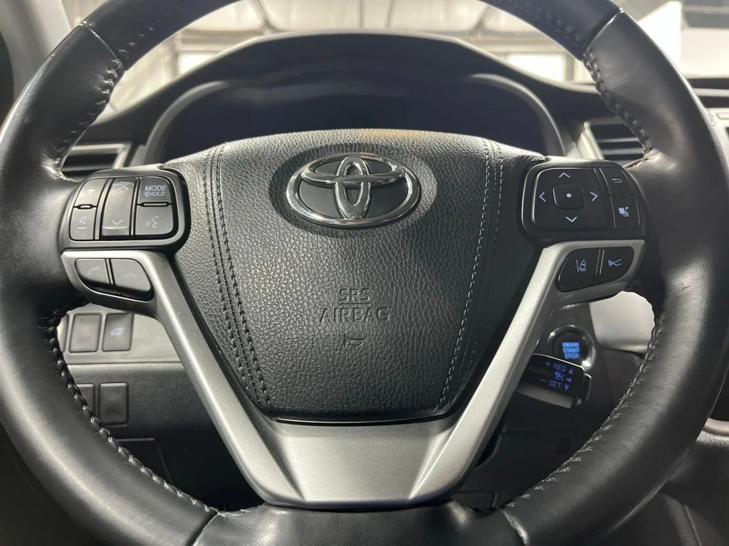 Used 2018 Ooh La La Rouge Mica Toyota XLE image 17