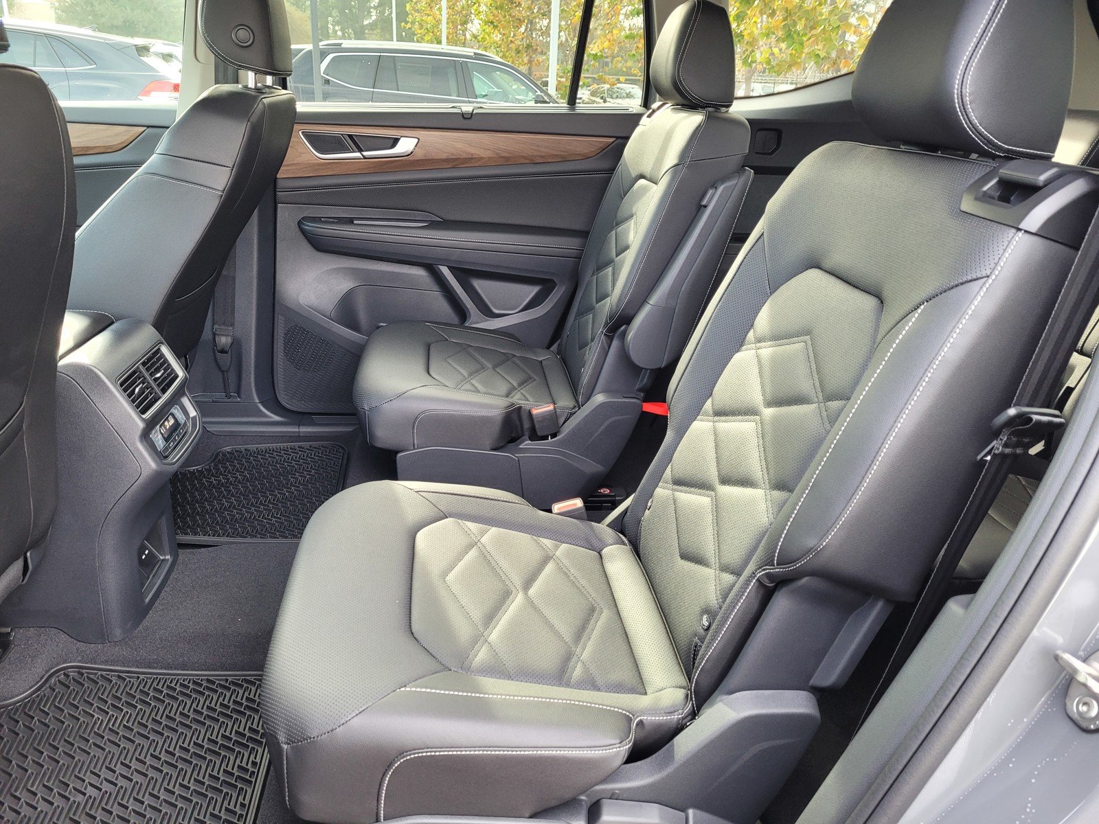 2025 Volkswagen Atlas SE w/Tech - Photo 8