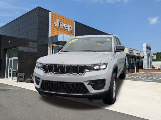 New 2025 Silver Zynith Exterior Paint Jeep Laredo image 3