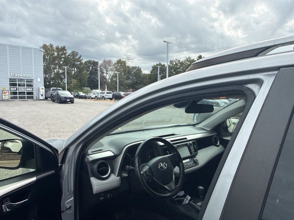 Used 2017 Silver Toyota XLE image 5