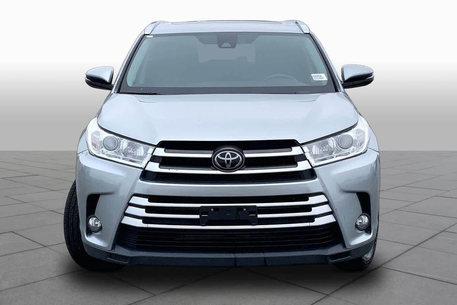 Used 2019 Celestial Silver Metallic Toyota XLE image 4