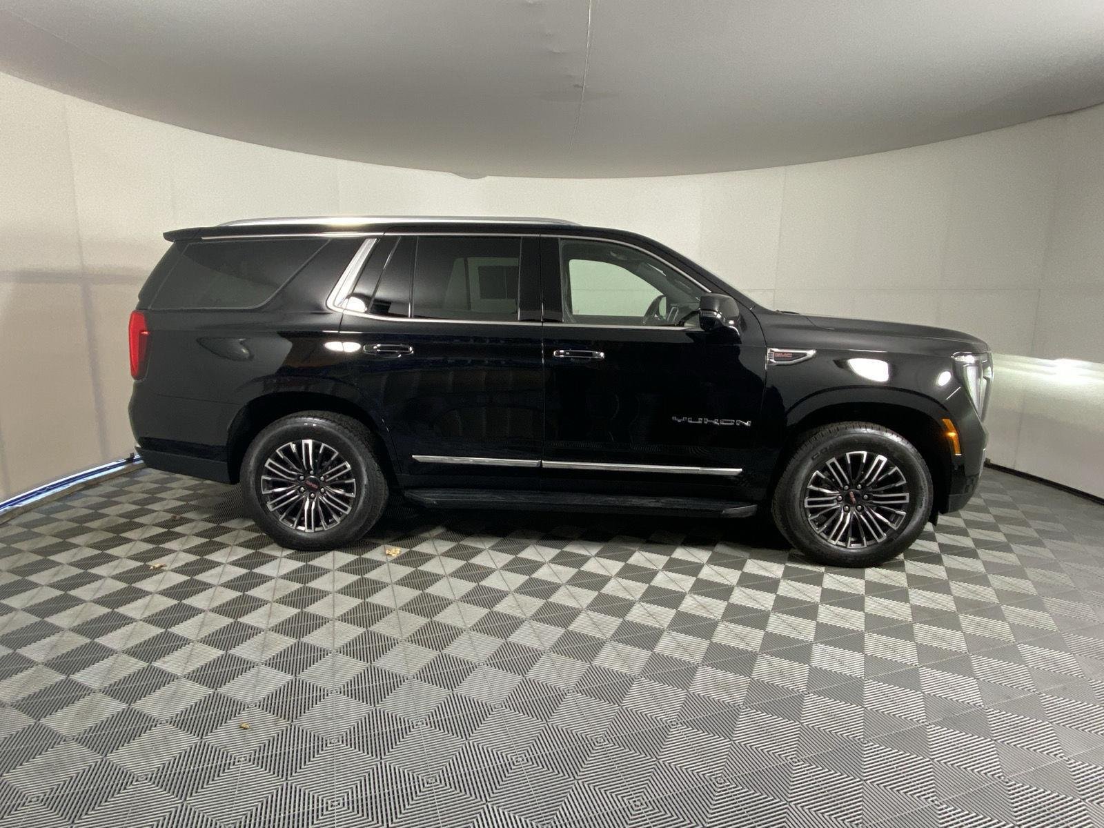 Used 2025 Onyx Black GMC Elevation image 3