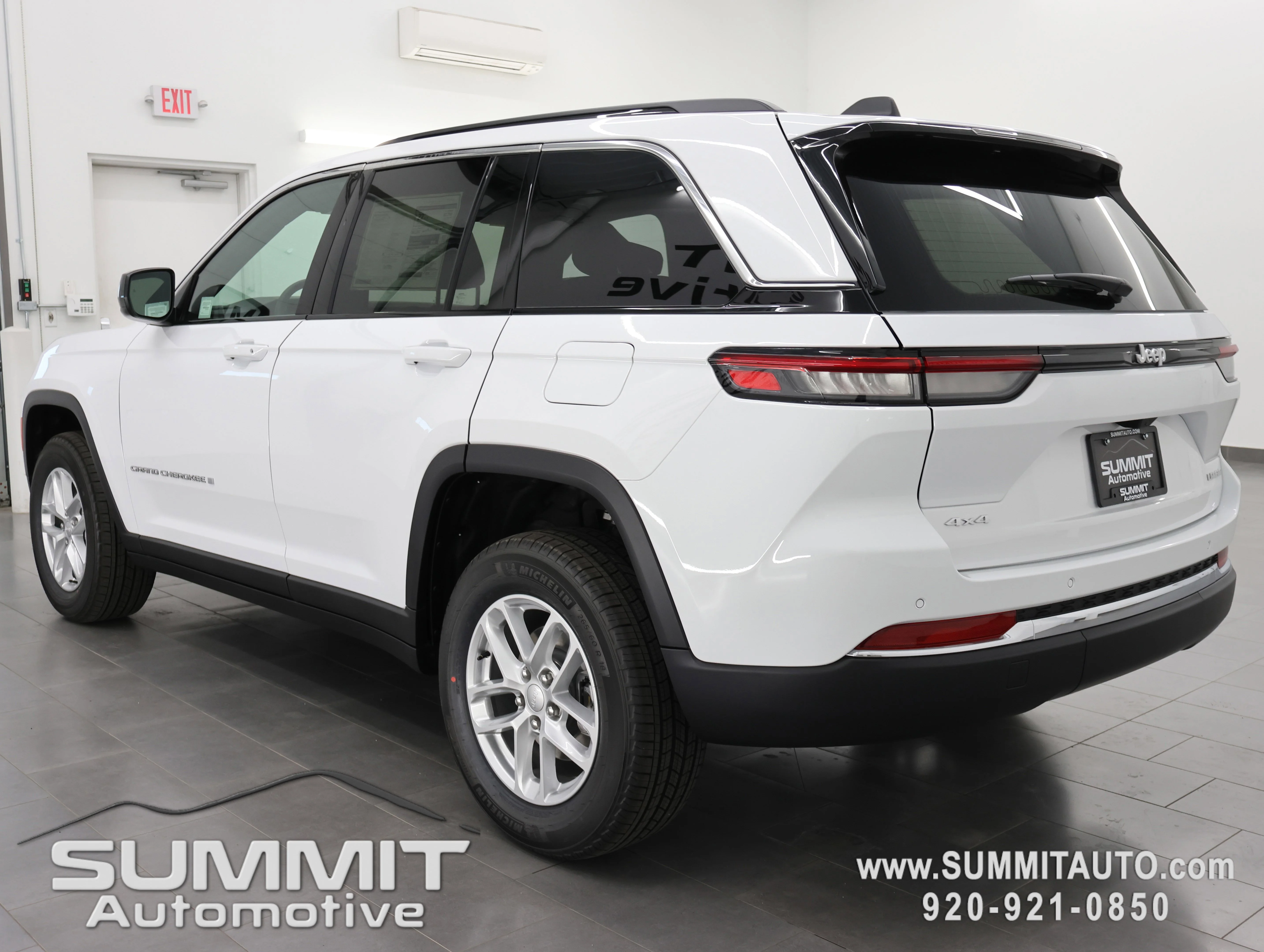 New 2026 Bright White Clear-Coat Exterior Paint Jeep Laredo X image 6