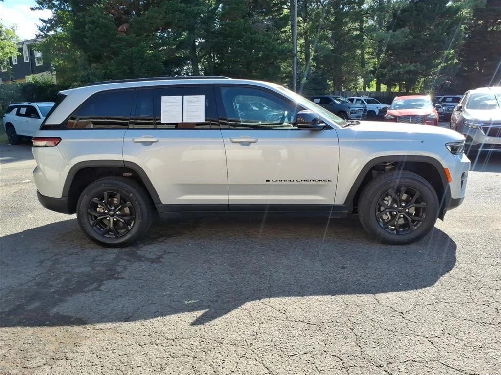 Used 2025 Silver Jeep Altitude image 32