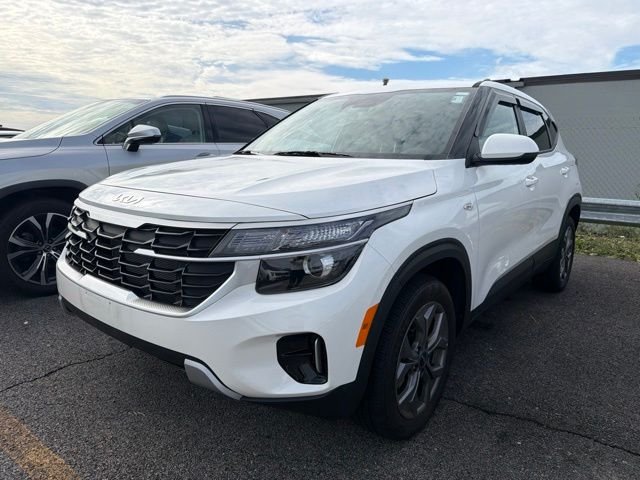 Used 2025 White Kia LX image 1