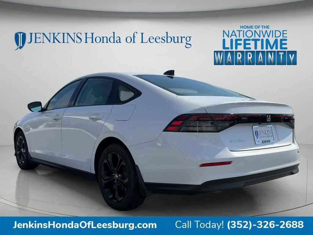 Certified Used 2025 Platinum White Pearl Honda SE image 5