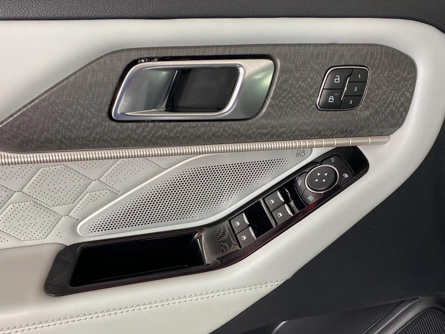 Used 2025 Star White Metallic Tri-Coat Ford Platinum image 16