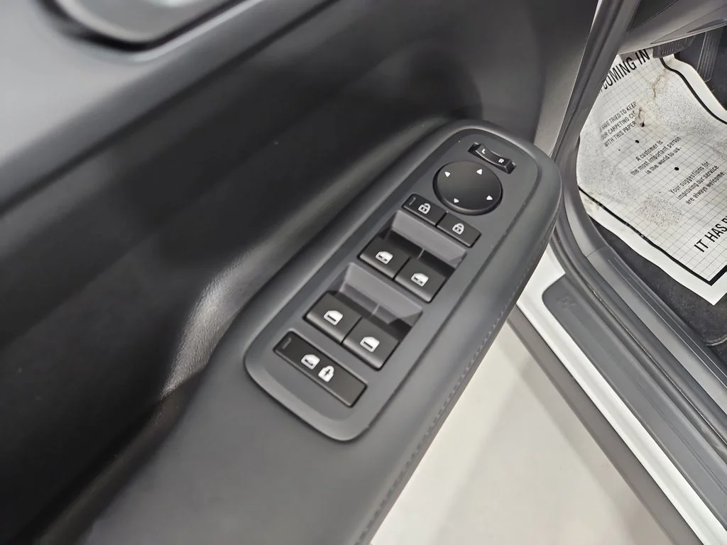 Used 2025 White Hyundai SEL image 13