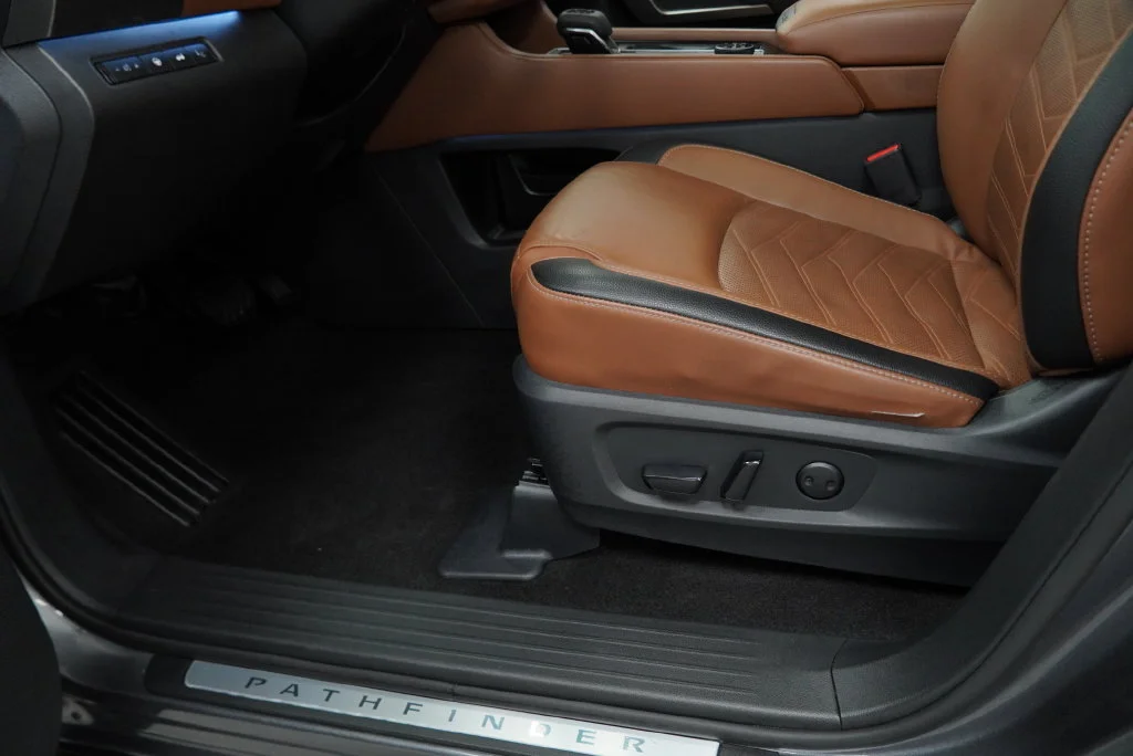 Used 2024 Gray Nissan Platinum image 39