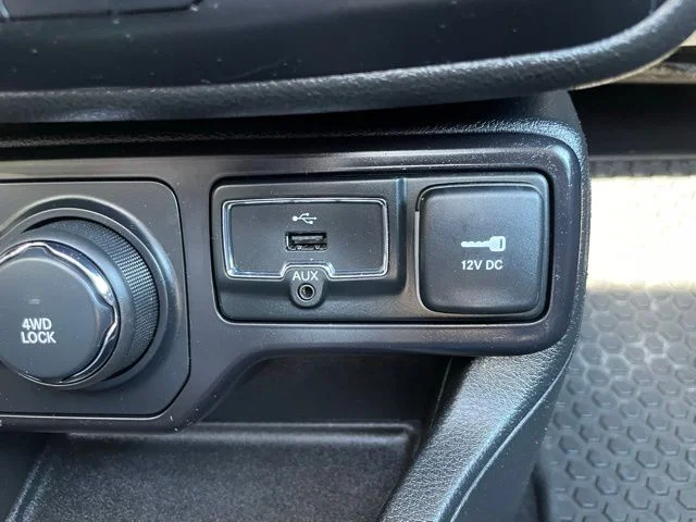 Used 2018 Blue Jeep Latitude image 22