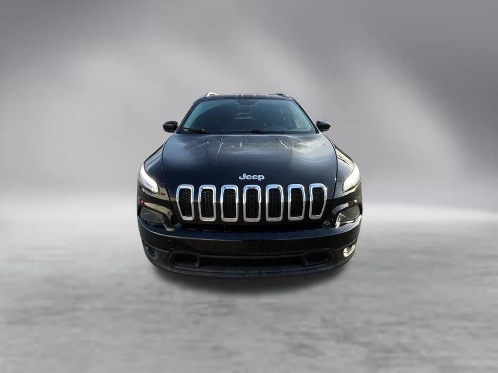 Used 2015 Brilliant Black Crystal Pearlcoat Jeep Latitude image 9