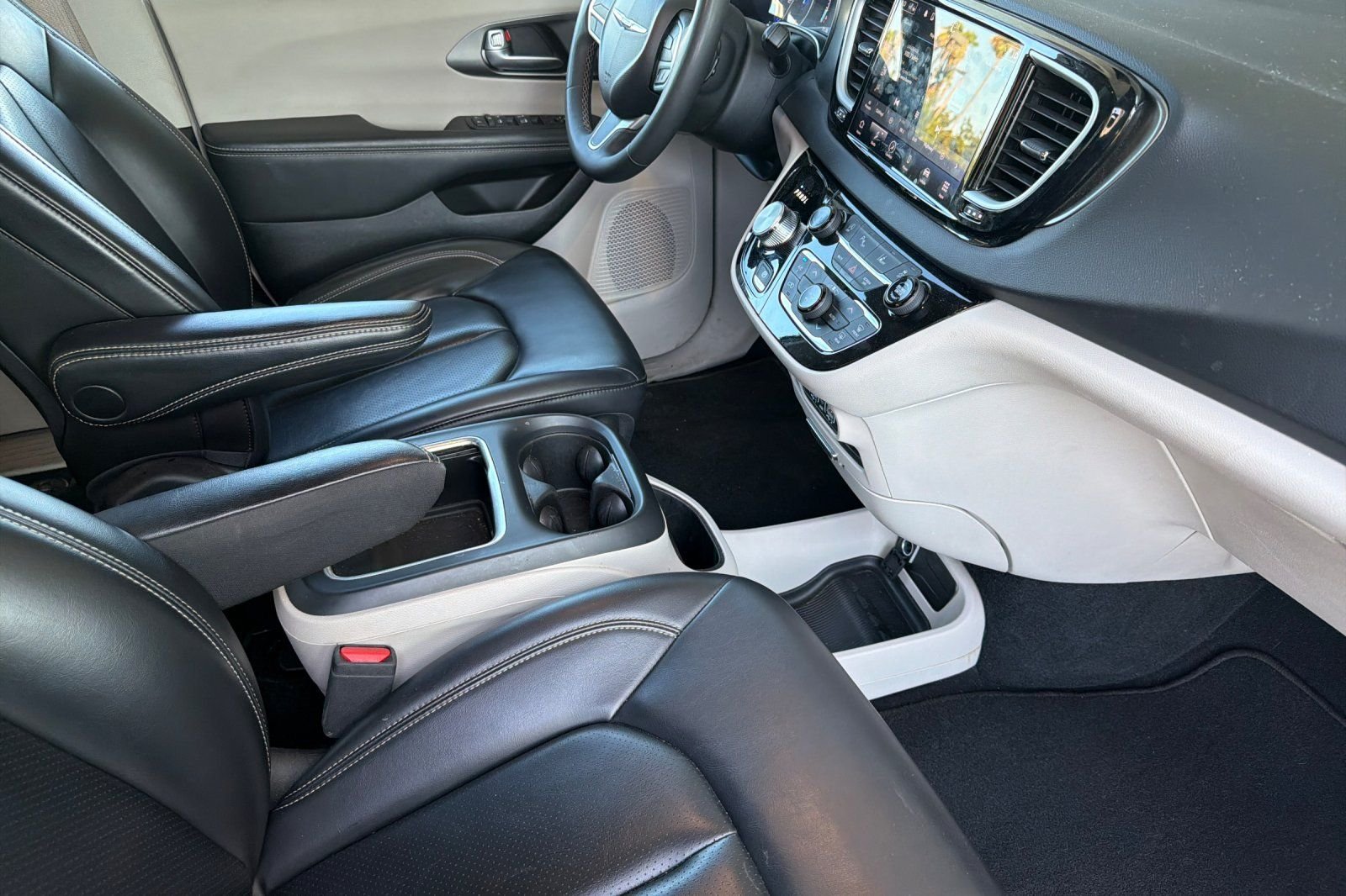 Used 2023 Silver Chrysler Touring L image 20