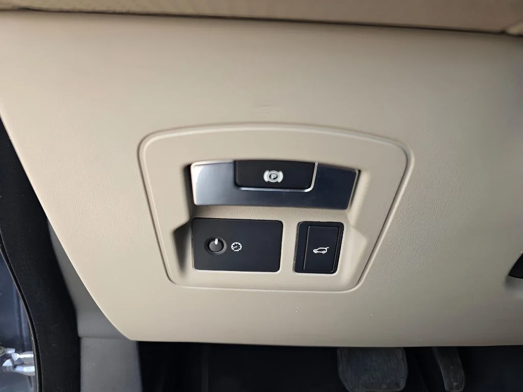 Used 2020 Byron Blue Metallic Land Rover S image 16