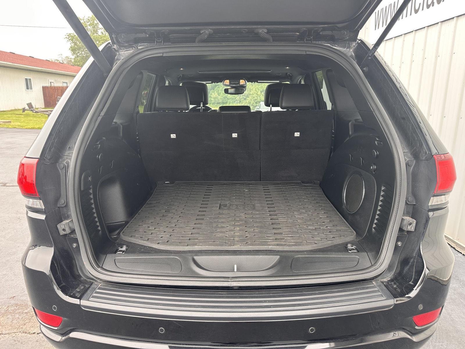 Used 2021 Diamond Black Crystal Pearlcoat Jeep Laredo X image 18