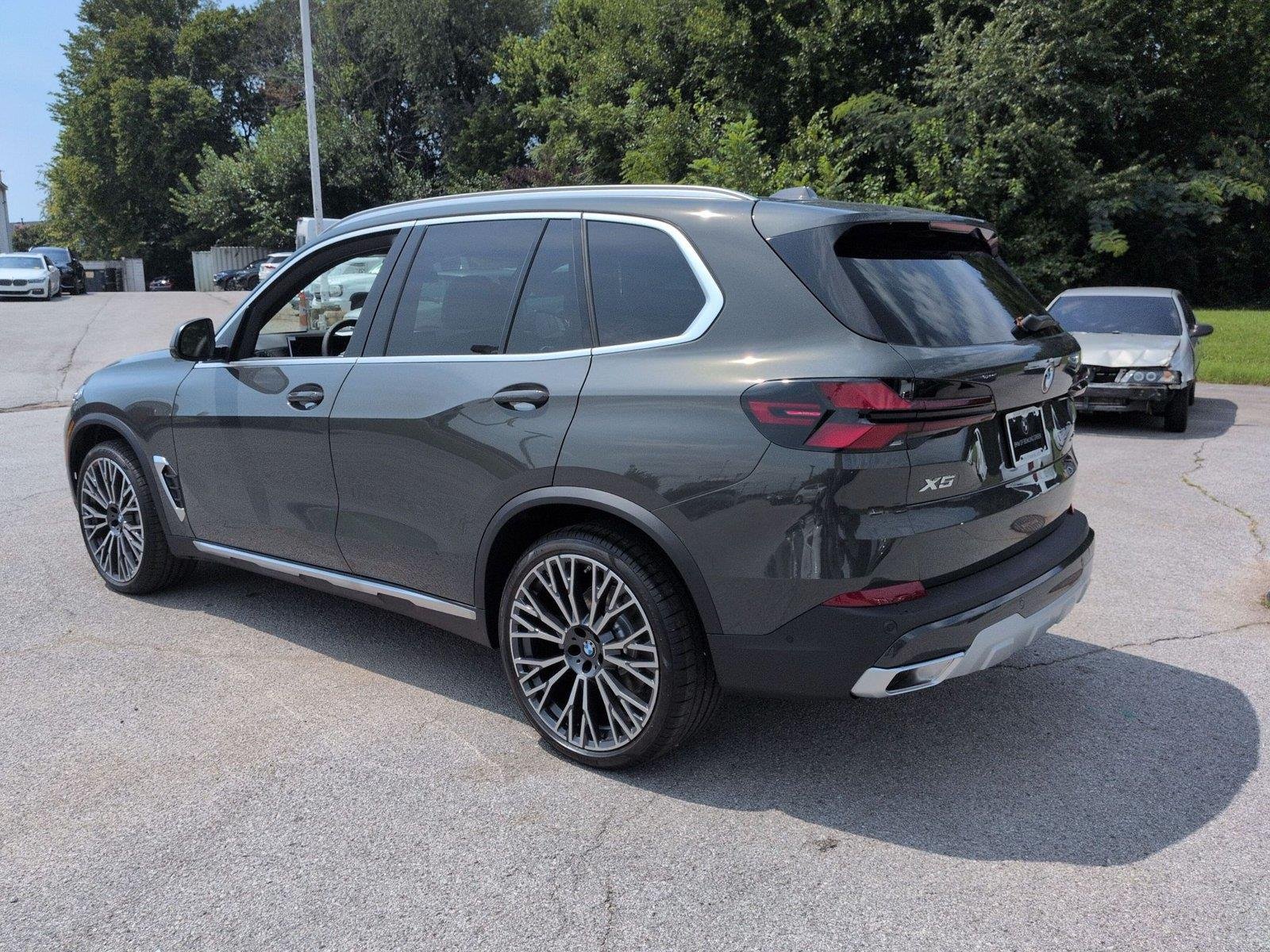 New 2026 Dravit Grey Metallic BMW xDrive40i image 3