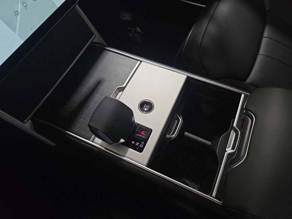 New 2026 Ostuni Pearl White Land Rover SE image 15
