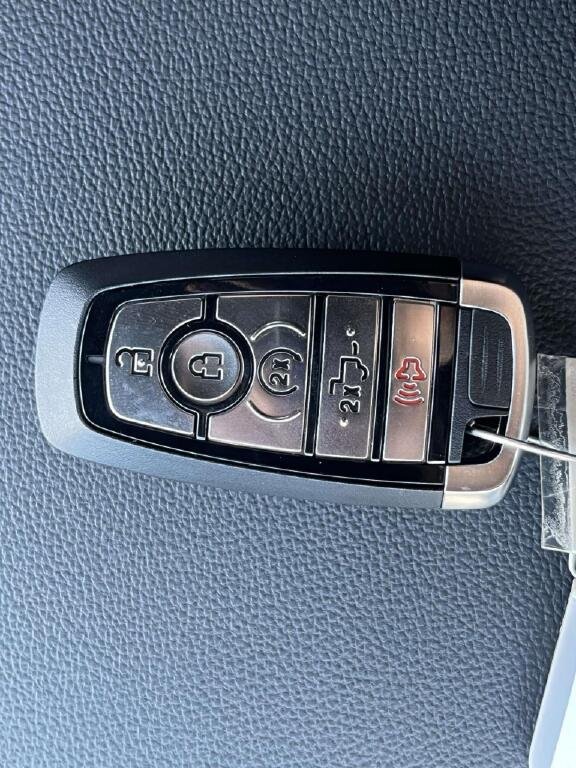 New 2026 Iconic Silver Metallic Ford XLT image 4