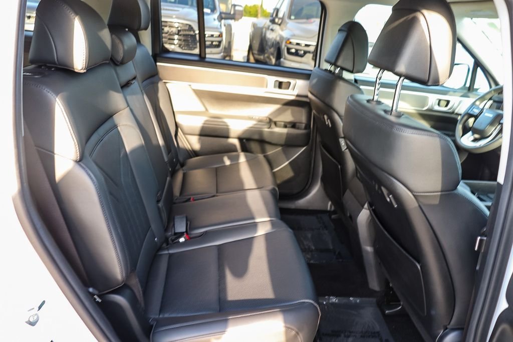 Used 2025 White Hyundai SEL image 17