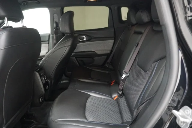 Used 2025 Diamond Black Crystal Pearlcoat Jeep Latitude image 22