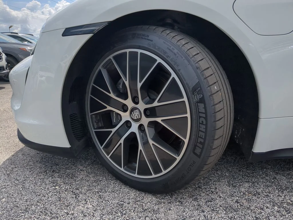 Used 2024  Porsche Base image 34