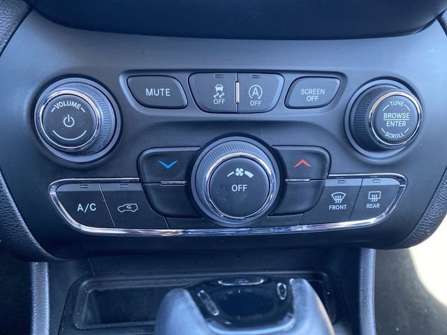 Used 2021 Silver Jeep Altitude 4x4 image 18
