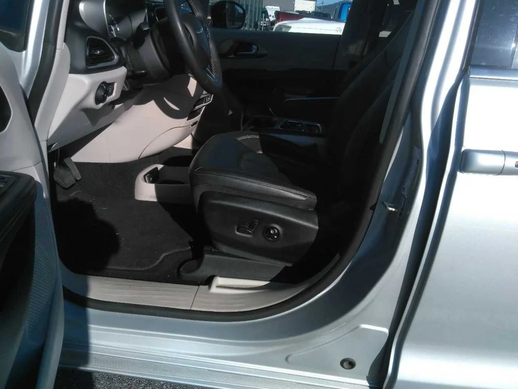 Used 2024 Silver Mist Clearcoat Chrysler Touring L image 5