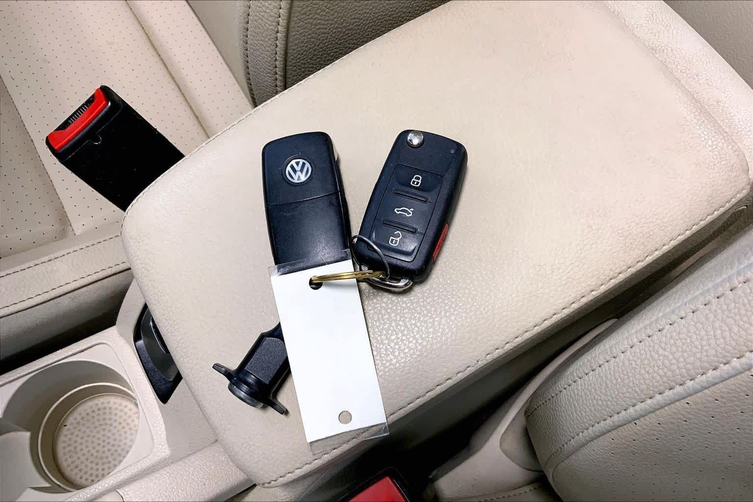 Used 2016 Flash Red Volkswagen Komfort image 15
