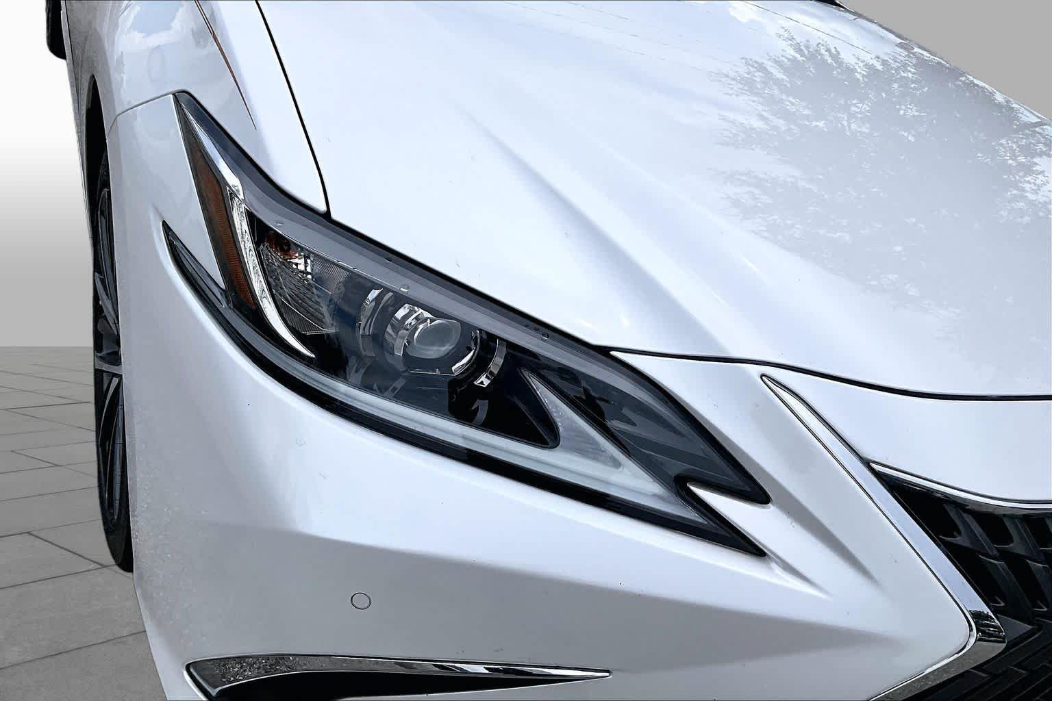 Used 2023 Eminent White Pearl Lexus  image 28
