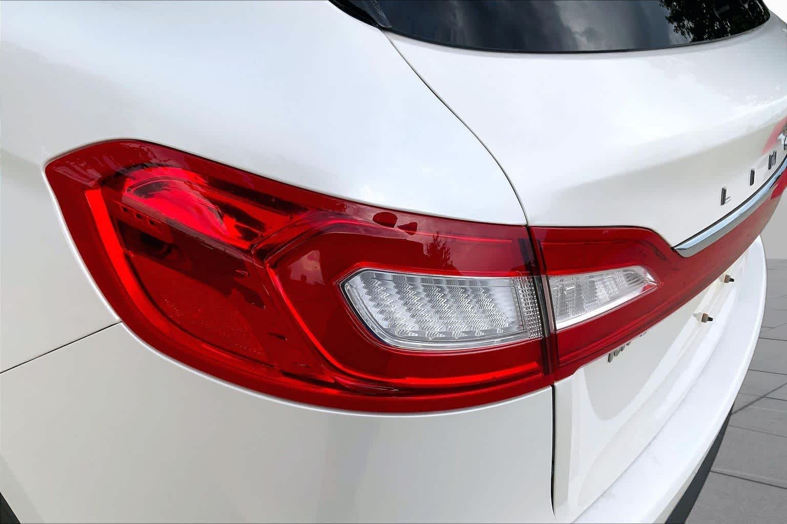 Used 2018 White Platinum Metallic Tri-Coat Lincoln Reserve image 27
