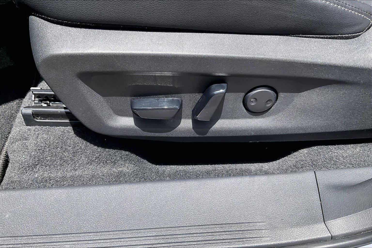 Used 2025 Boulder Gray Pearl/Super Black Nissan SL image 31