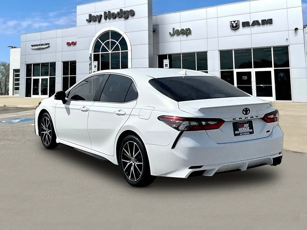 Used 2022 White Toyota SE Nightshade image 5