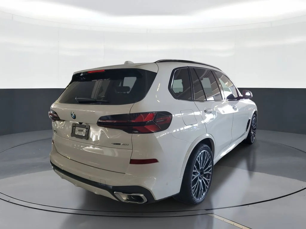 Used 2026 White BMW sDrive40i image 3