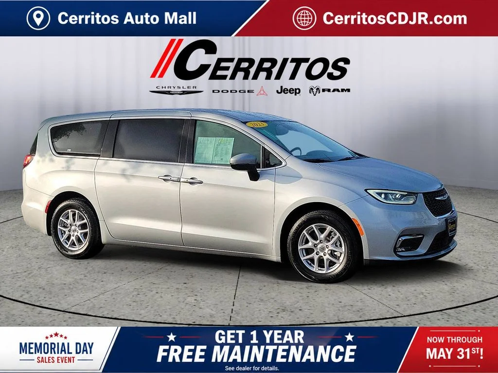 2023 Chrysler Pacifica Touring L's photo