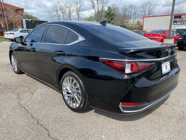 Used 2021 Black Lexus 300h Luxury image 4