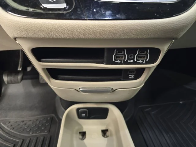 Used 2022 Ceramic Gray Clearcoat Chrysler Touring L image 29