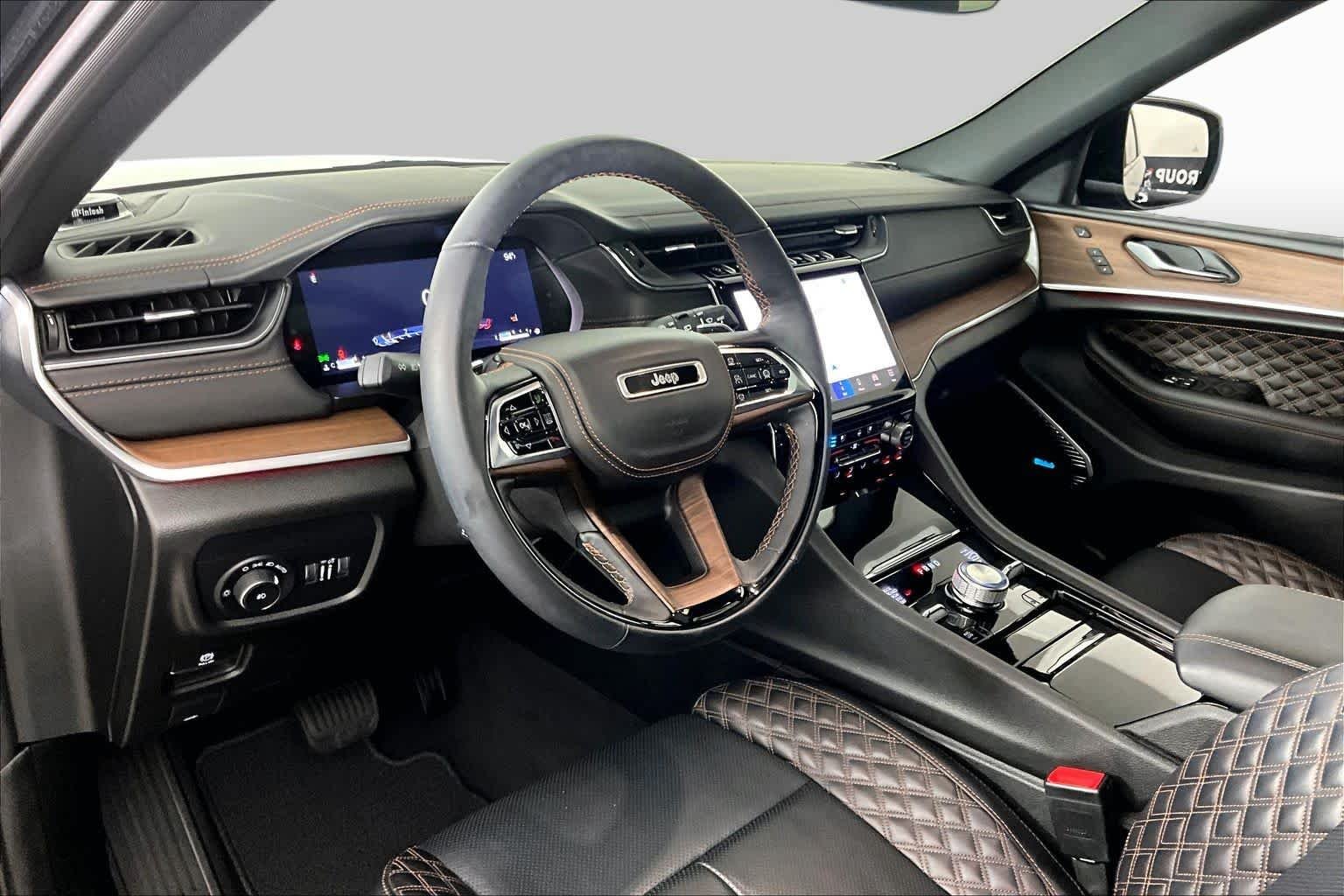 Used 2022 Diamond Black Crystal Pearlcoat Jeep Summit image 16