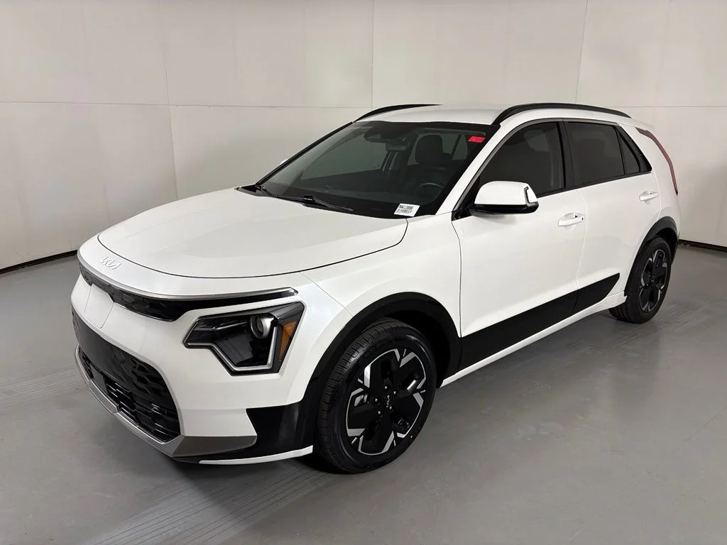 Used 2023 White Kia Wind image 4