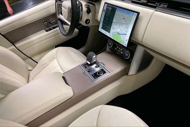 Used 2023 White Land Rover SE image 11