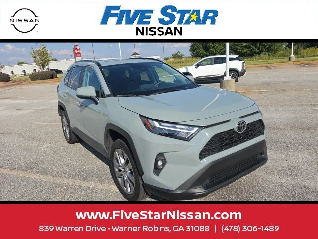 Used 2022  Toyota XLE Premium image 4