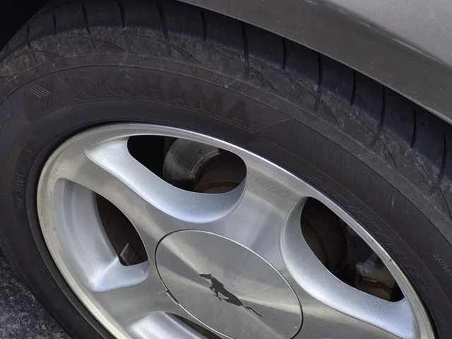 Used 2001 Gray Ford V6 image 4