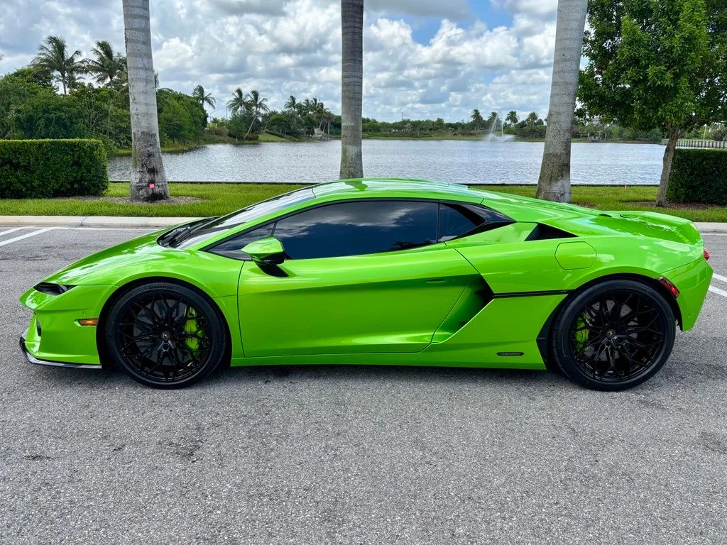 Used 2026 Verde Selvans Metallic Lamborghini  image 10