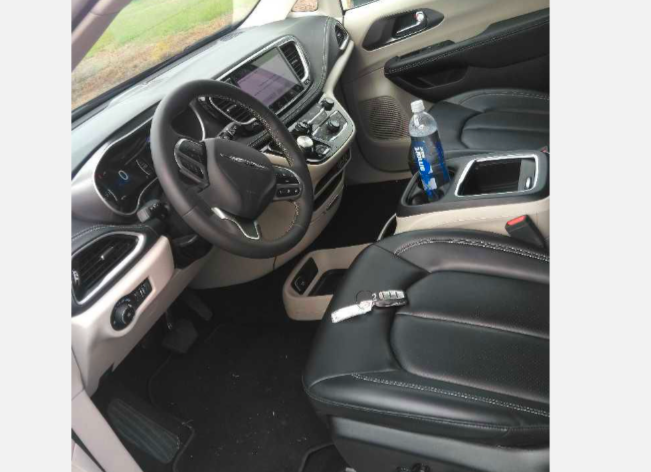 Used 2023 Brilliant Black Crystal Pearlcoat Chrysler Touring L image 7
