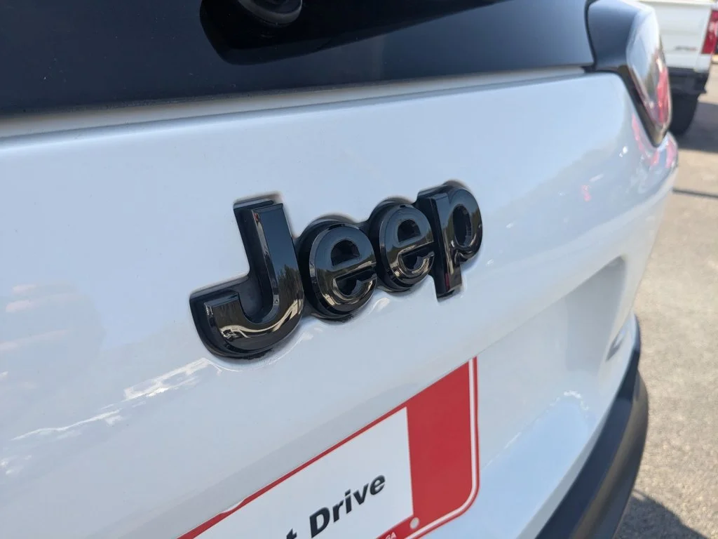 Used 2022 Bright White Clearcoat Jeep X image 27